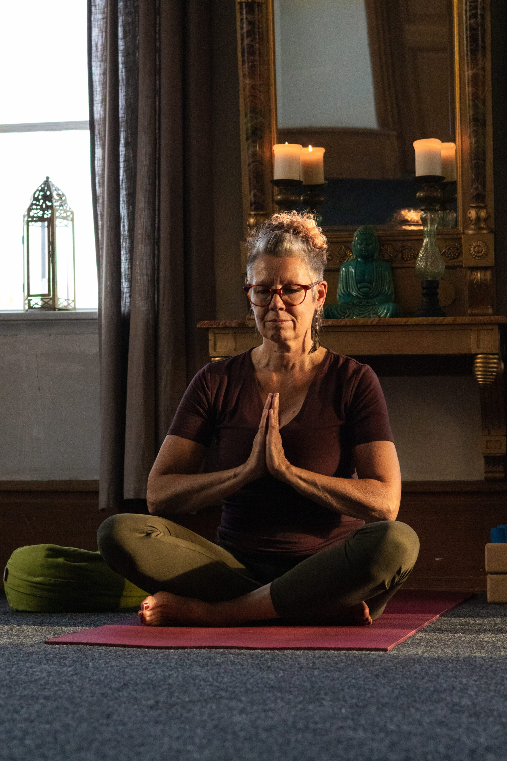 Marie Herbst i lugn yogaställning